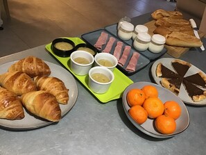 Tägliches inbegriffenes kontinentales Frühstück