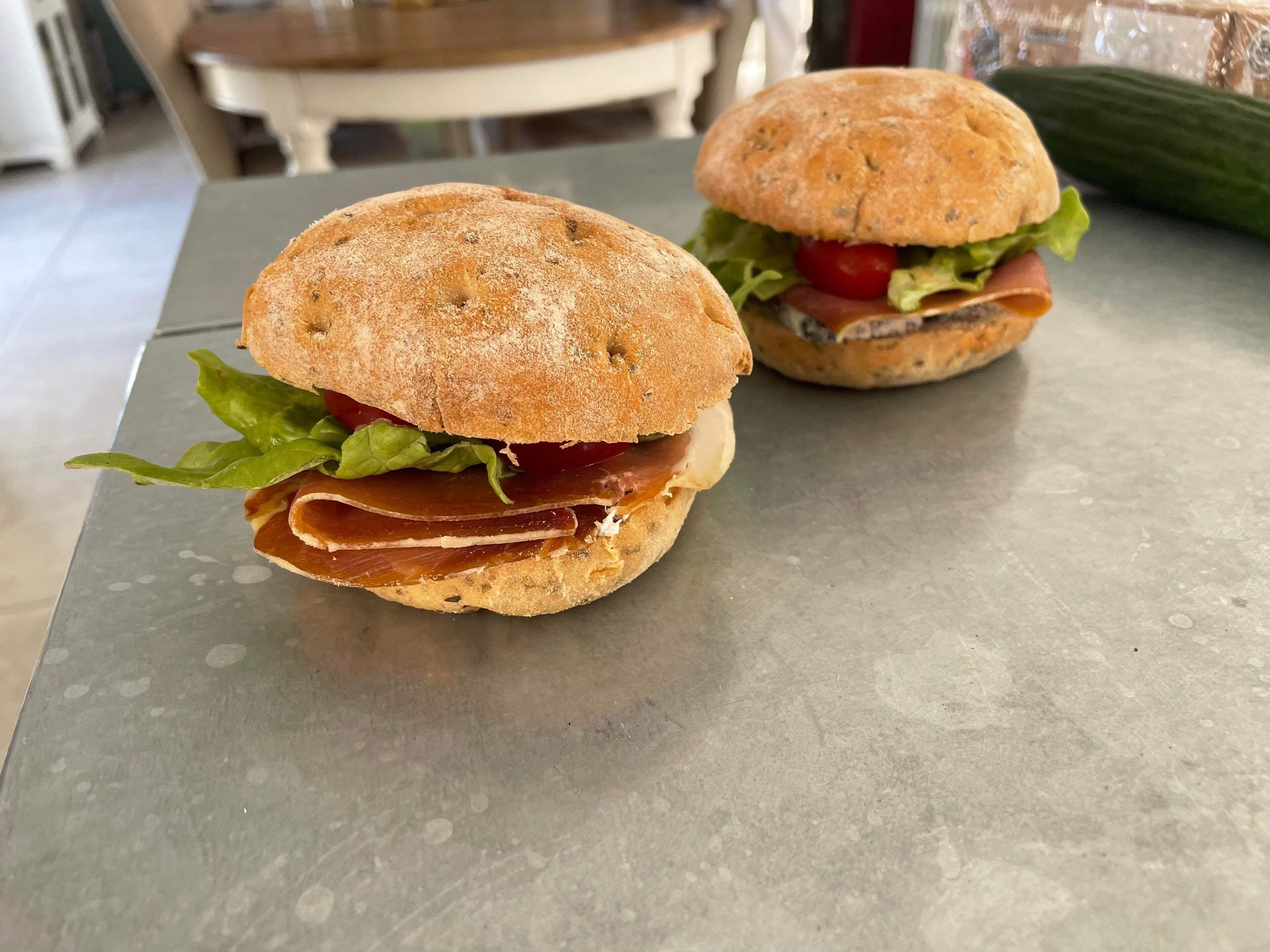 Deux sandwichs sur une table en métal.