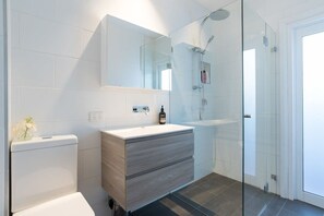 Shower, hair dryer, towels - Bright Home in Trendy Newtown close to the Park (Newtown)
