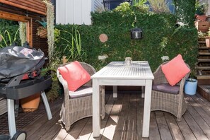 Outdoor dining - Bright Home in Trendy Newtown close to the Park (Newtown)