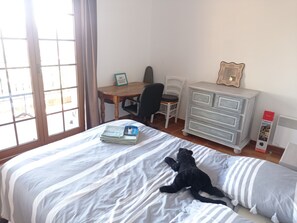 3 bedrooms, desk, iron/ironing board, free WiFi