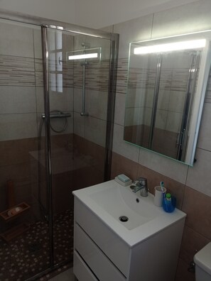Ensemble douche/baignoire, sèche-cheveux, serviettes fournies