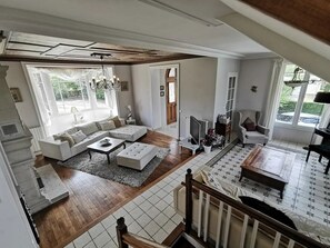 Televisión, mesa de ping pong, libros