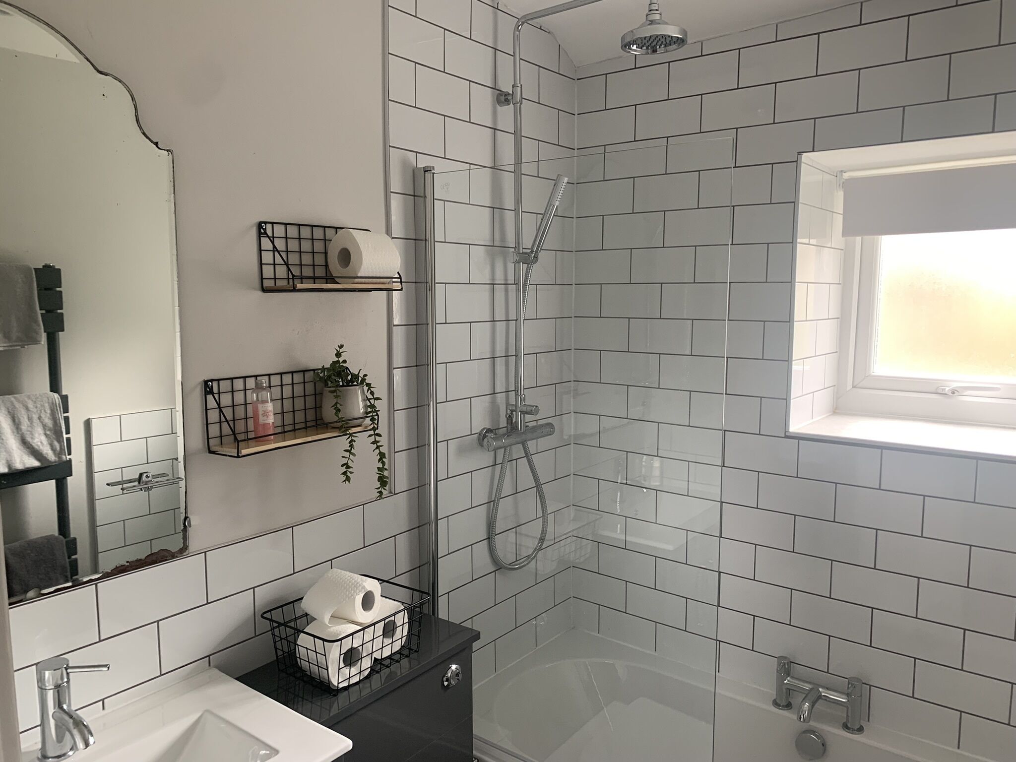 Ensemble baignoire-douche, serviettes fournies, savon, shampooing