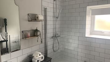 Ensemble douche/baignoire, serviettes fournies, savon, shampoing