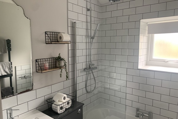 Combined shower/tub, towels, soap, shampoo