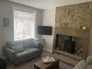 Smart TV, chimenea y libros 