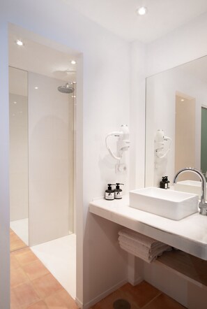 Deluxe Suite, Sea View | Bathroom | Hair dryer, towels - Porta Nova Suites Altea - Adults Only (Altea)