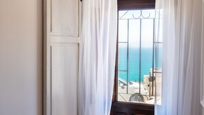 A room with a view of the sea through a window with a metal railing. - Porta Nova Suites Altea - Adults Only (Altea)
