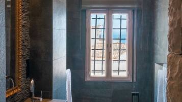 Junior Room, Sea View | Bathroom | Hair dryer, towels