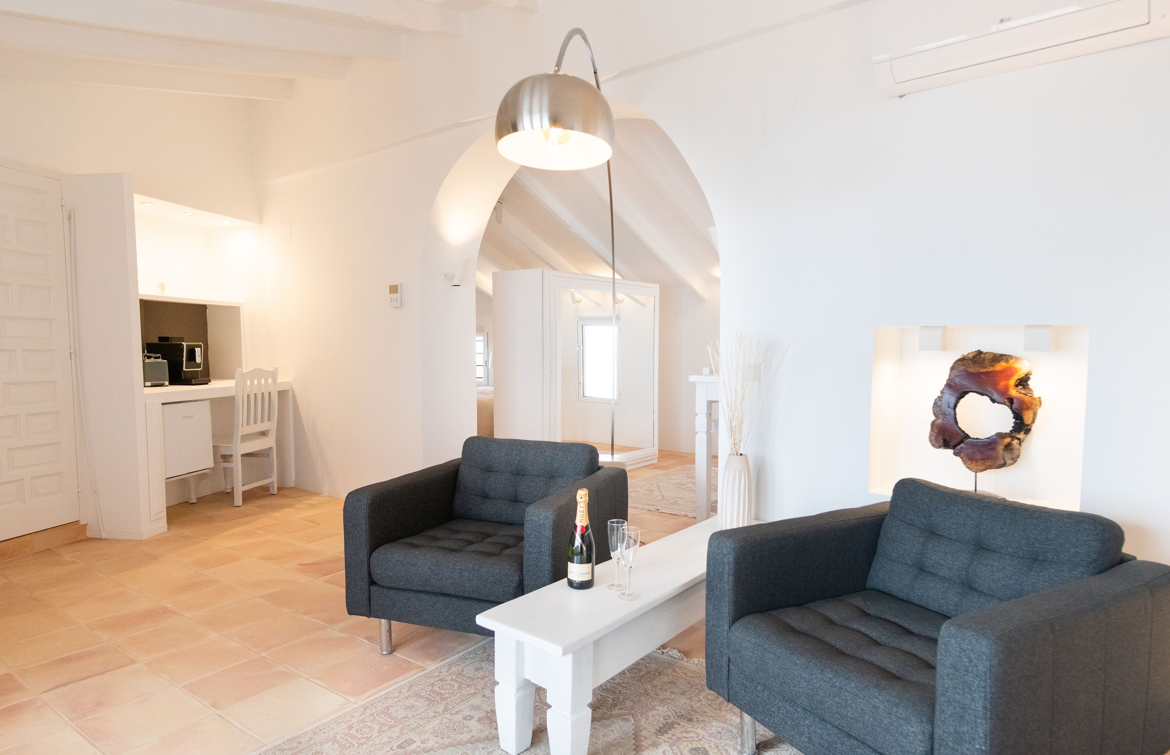 Minibar, escritorio y wifi gratis 