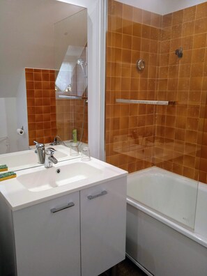 Baignoire, sĂšche-cheveux, papier toilette