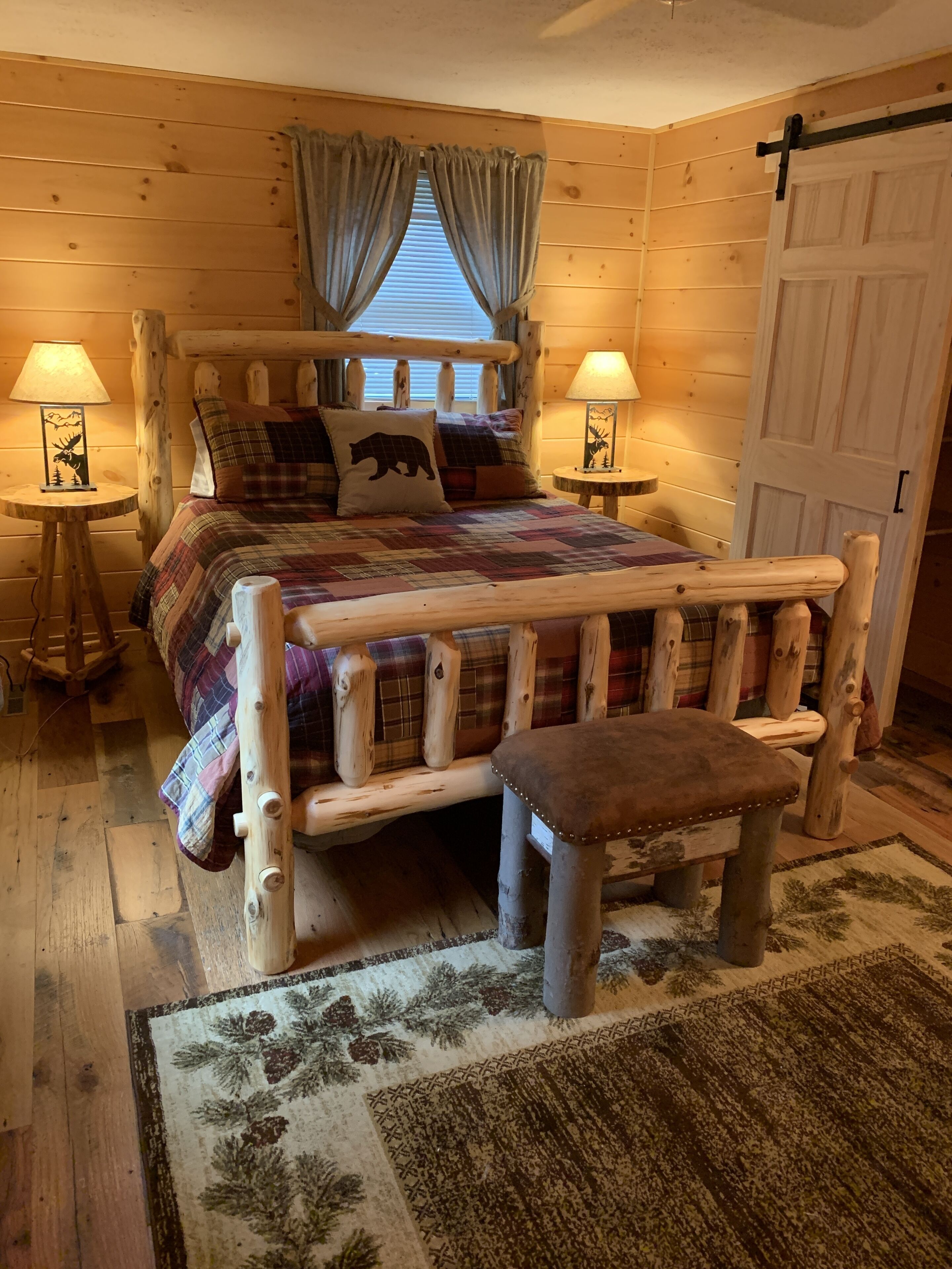 Main bedroom - queen-size bed and bathroom (1)