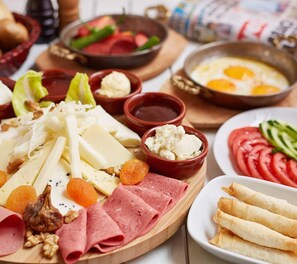 Desayuno buffet todos los días (con cargo) 