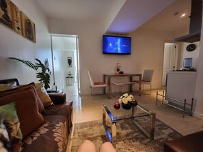 Living area - 3Bedroom 10pax Apartment with View and Balcony near Manila Airport (Parañaque)