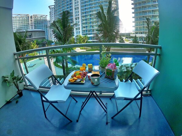 Outdoor dining - 3Bedroom 10pax Apartment with View and Balcony near Manila Airport (Parañaque)