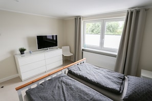 1 Schlafzimmer, Schreibtisch, Bügeleisen/Bügelbrett, Reisekinderbett