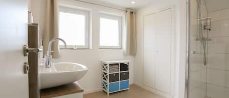 Dusche, Haartrockner, Handtücher, Seife
