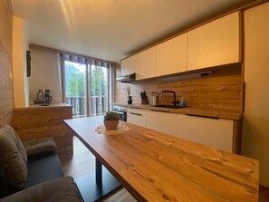 ثلاجة، فرن، موقد طهي مسطح، غسالة أطباق