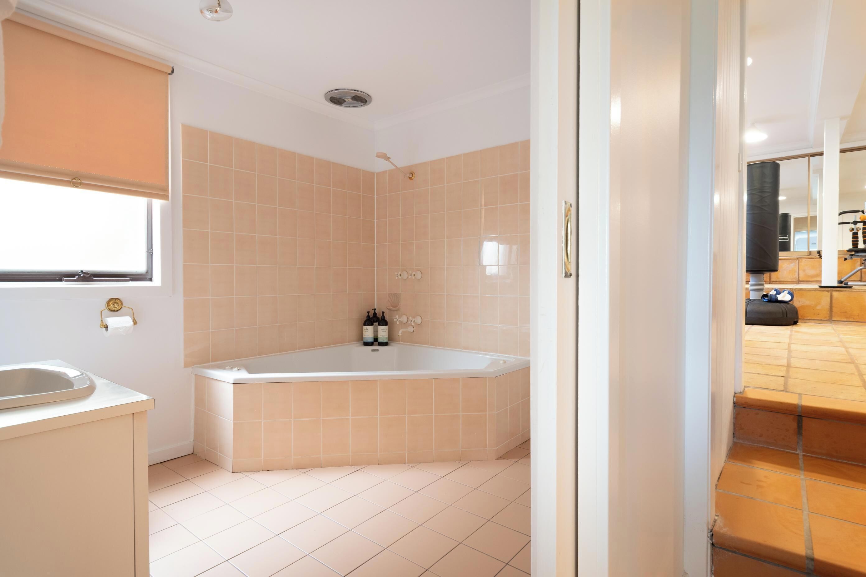 Tina, secadora de cabello, toallas 