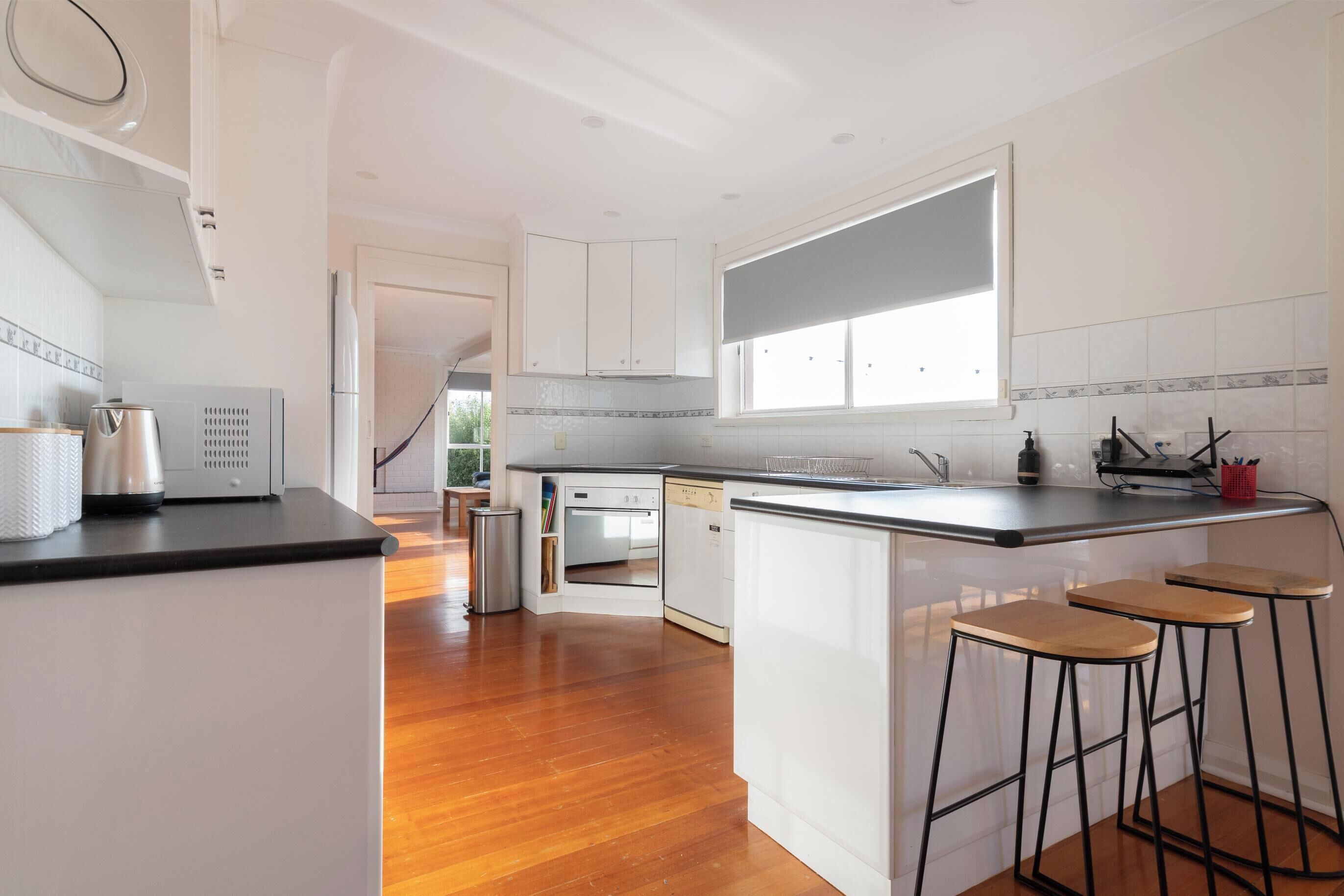 冷蔵庫、コーヒー / ティーメーカー、ハイチェア、ダイニングテーブル