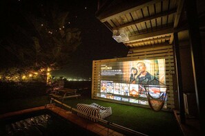 Property grounds - The Yard - Comfortable Home in Riverside (Riverside)