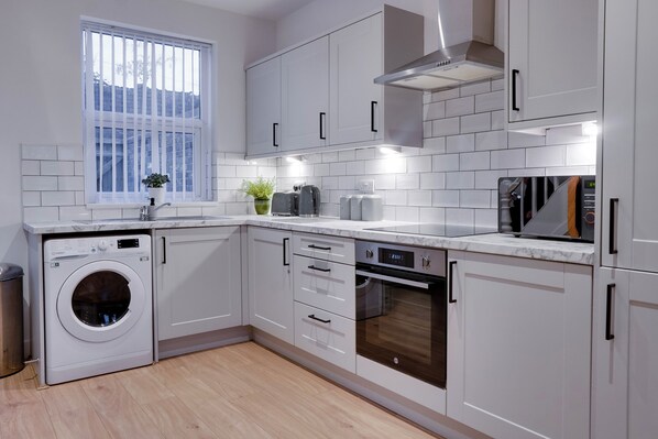 ثلاجة، ميكروويف، فرن، موقد طهي مسطح