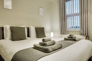 2 عدّة غرف نوم وستائر تعتيم ومكواة/لوح كي وسرير سفر