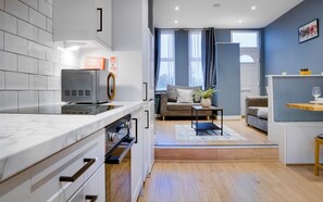 Frigorífico, microondas, horno y placa de cocina