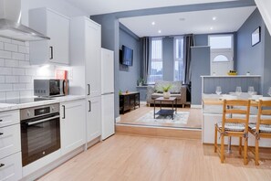 ثلاجة، ميكروويف، فرن، موقد طهي مسطح