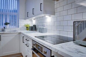 ثلاجة، ميكروويف، فرن، موقد طهي مسطح