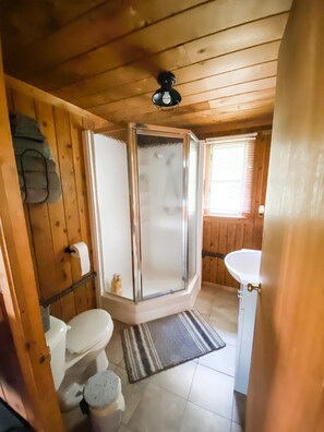 Suihku, hiustenkuivaaja, pyyhkeet, saippua