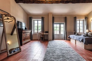 4 chambres, bureau, Wi-Fi, draps fournis