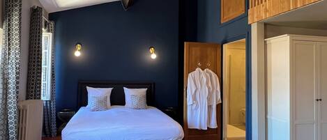 4 habitaciones, escritorio y tabla de planchar con plancha