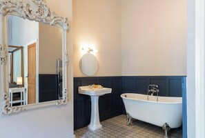 Baignoire, articles de toilette gratuits, sĂšche-cheveux, peignoirs