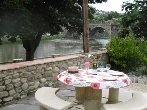 XL GARDEN APARTMENT, SLEEPS 9 IN 4 AC BEDROOMS 1K, 2Q, 2S, FRESH and SPACIOUS