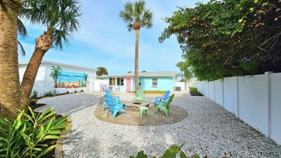 Beautiful, Cozy, Beach Bungalow Steps from the Ocean!