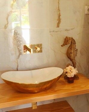 Ensemble douche/baignoire, sĂšche-cheveux, serviettes fournies