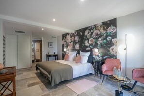 Chambre Double Luxe, salle de bains attenante, vue jardin (L'Esterel)