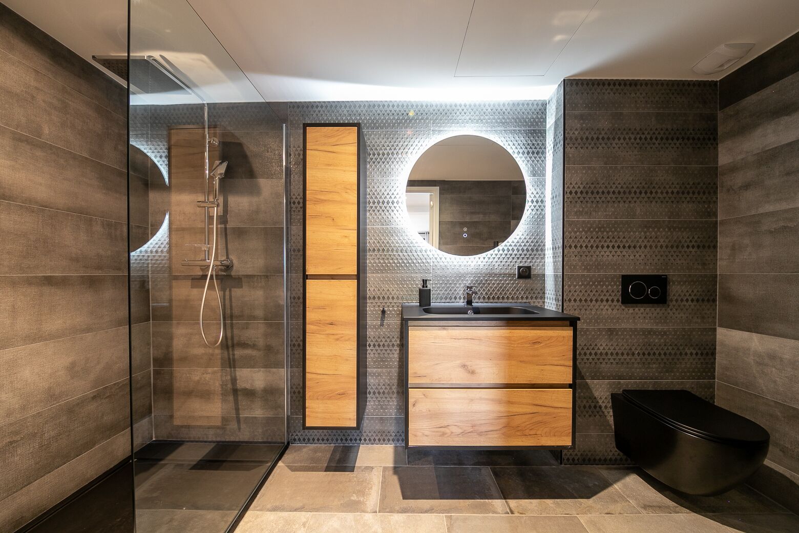 Ein modernes Badezimmer mit einer Duschkabine, einem Holzwaschtisch mit Waschbecken und einem großen Spiegel.