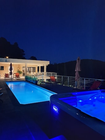 Outdoor pool, a heated pool, pool loungers. Les Hauts Du Peireguier