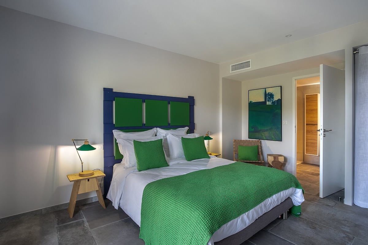 Tweepersoonskamer, en-suite badkamer, uitzicht op tuin (Le Verdon)