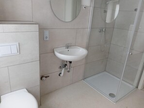 Douche, sèche-cheveux, serviettes fournies, savon