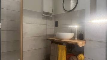 Dusche, Handtücher, Seife, Toilettenpapier