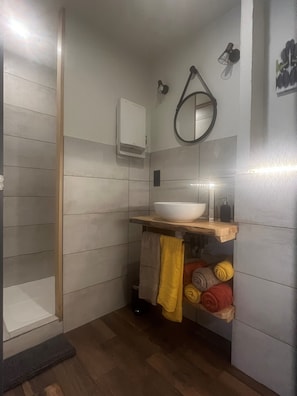 Dusche, Handtücher, Seife, Toilettenpapier