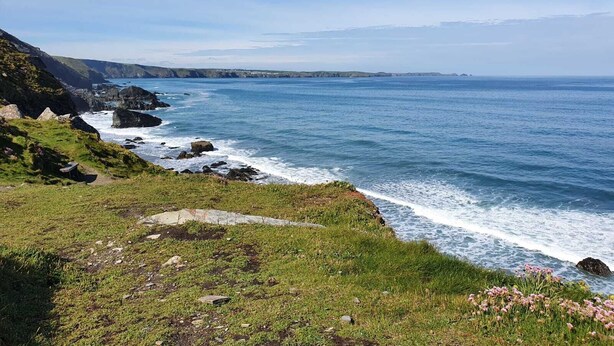 A coastal landscape with rocky cliffs, grassy areas, and a view of the sea. - Luxury romantic shepherd's hut - hot tub and Aga  (Camelford)
