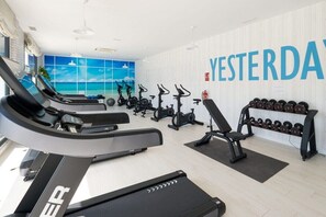 A gym with treadmills, stationary bikes, and weight equipment. - Cala Serena, Elegant 2 bedroom apartment only 850 m from the beach in La Cala de Mijas (La Cala de Mijas)