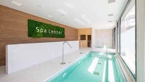 Un centre d'spa amb piscina, una paret de fusta i un senyal.