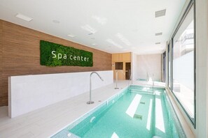 A spa center with a pool, a wooden wall, and a sign. - Cala Serena, Elegant 2 bedroom apartment only 850 m from the beach in La Cala de Mijas (La Cala de Mijas)