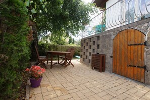 Outdoor dining - Gite Les Myrtilles quiet area near town (Saint-Nabord)